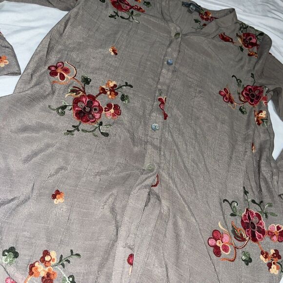 Fig & Flower Top Blouse S Small Taupe Embroidered Floral Roll Tab Sleeve 3A - Picture 2 of 9